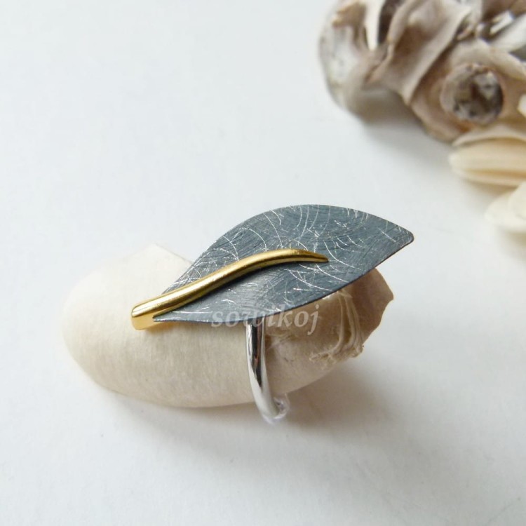 Srebrny pierścionek z oksydowanego srebra z pozłacanymi elementami