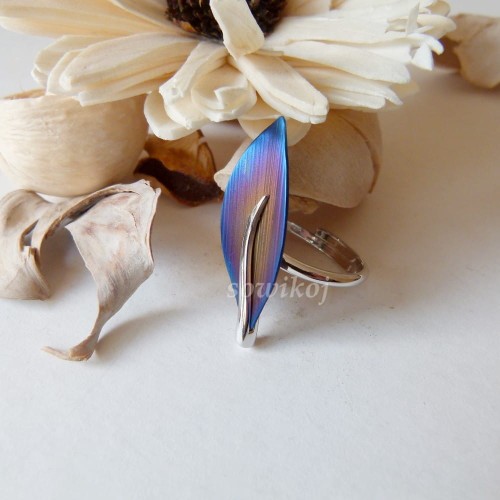 Pierścionek srebrny z tytanem błękitnym kalie