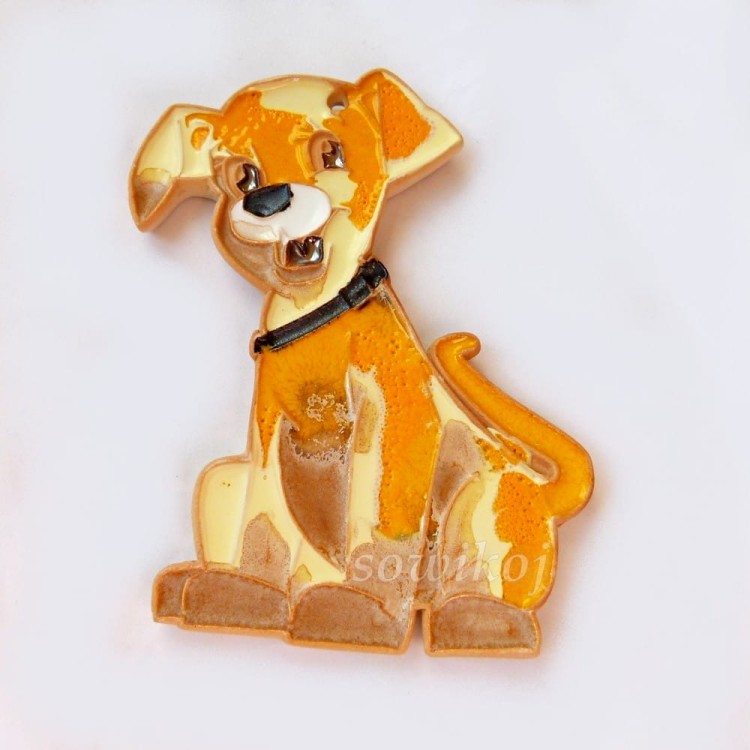 Ceramiczny piesek szkliwiony - ozdoba ścienna