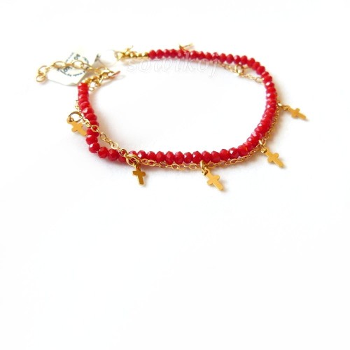 Podwójna bransoletka z czerwonymi koralikami i mini krzyżykami