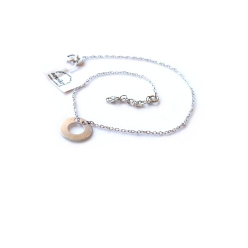 Srebrna bransoletka na kostkę z przesuwana zawieszką w kształcie dysku.