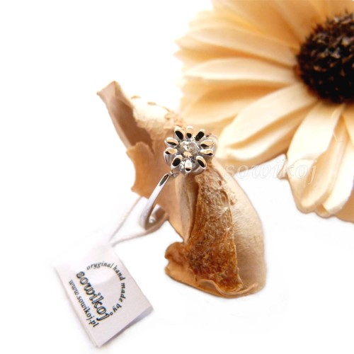 Kwiatuszek wysoki - srebrny delikatny pierscionek z oczkiem