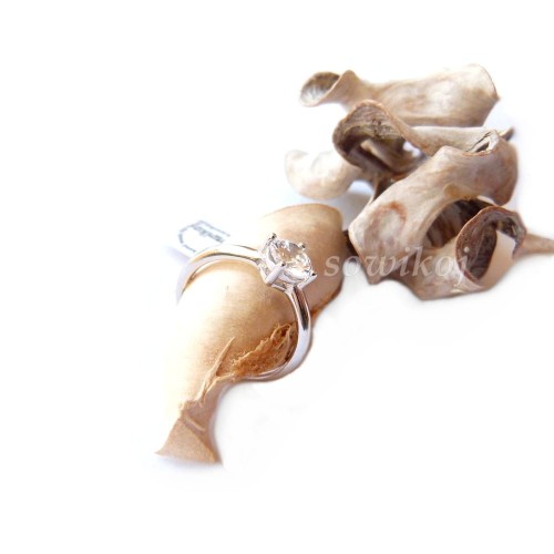 Pierścionek srebrny z oczkiem - okrągła niewielka cyrkonia szklana