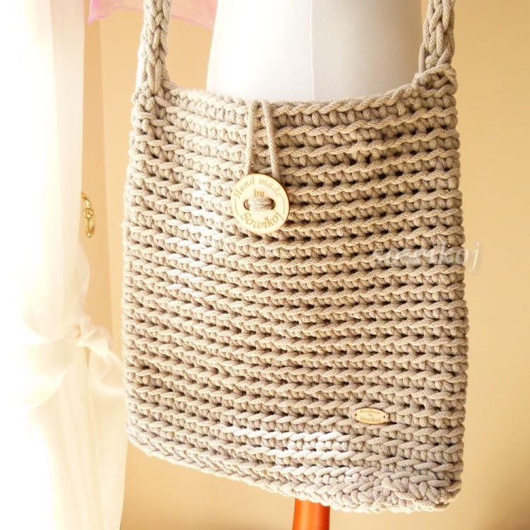 Duża torebka ze sznurka listonoszka w kolorze jasno beżowym