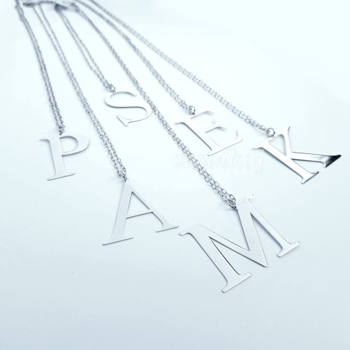 Srebrne literki  na łańcuszku