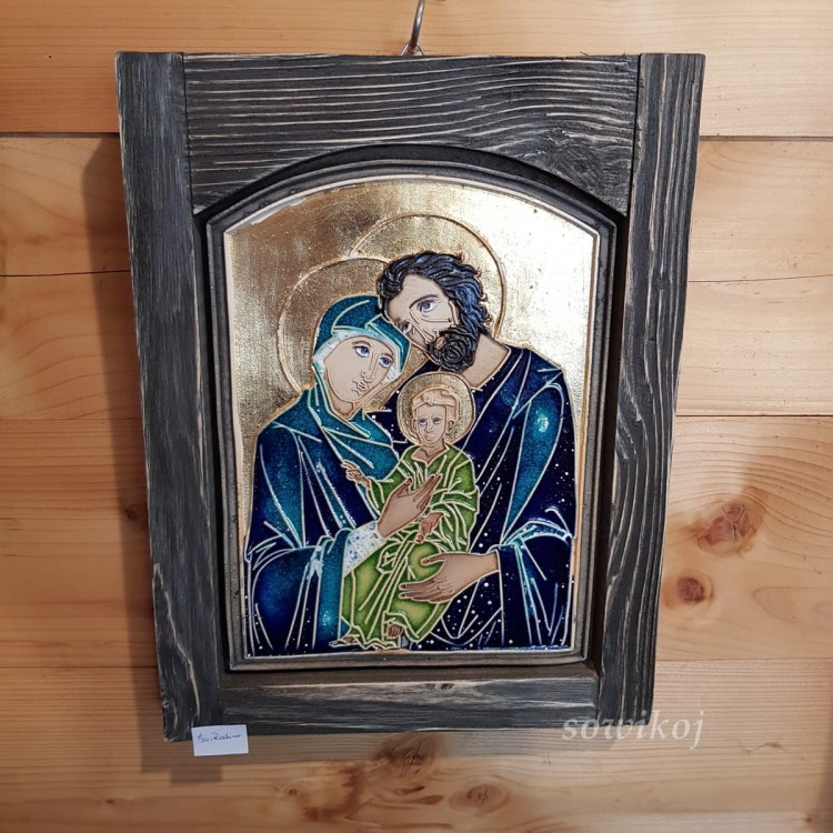 Ikona ceramiczna ze św. Rodziną - przykładowa ekspozycja na ścianie drewnianej