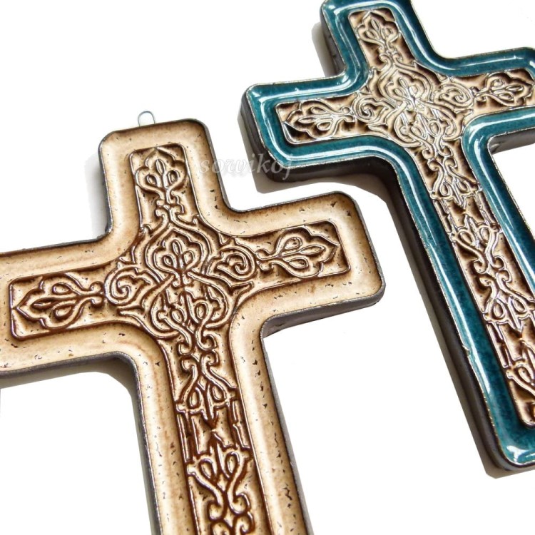 Krzyże ceramiczne - delikatny wzór we wnętrzu - detal ornamentu