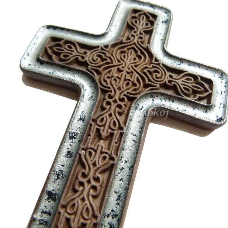 Ceramiczny krzyż z ornamentem metaliczne srebrno stalowe szkliwo