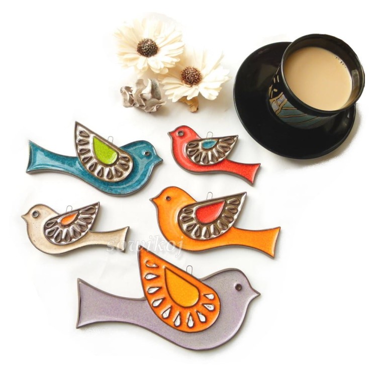 Porównanie wielkości gołąbków - najmniejsze - beż i czerwony - ceramika wypalana