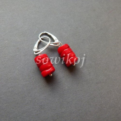 Srebrne kolczyki z koralem i zapięciem angielskim