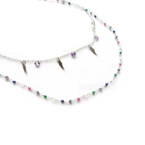 Srebrny podwójny łańcuszek z kolorowymi zawieszkami i piórkami