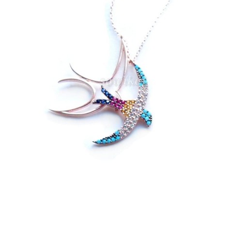 Wisiorek z pozłacanego różowym złotem srebra  wykładany cyrkoniami - z łańcuszkiem w komplecie - dwie jaskółki