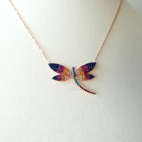 Srebrna pozłacana różowym złotem zawieszka ważka z cyrkoniami i łańcuszkiem w komplecie.