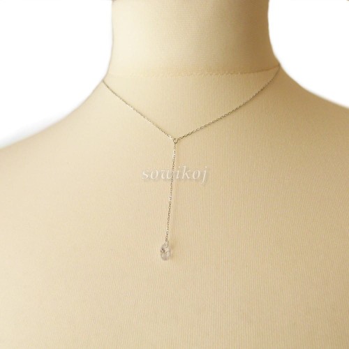 Delikatny srebrny łańcuszek z zawieszką podkreślający dekolt - duza cyrkonia