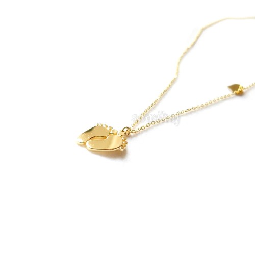 Pozłacany srebrny łańcuszek z zawieszką w kształcie małych  stópek