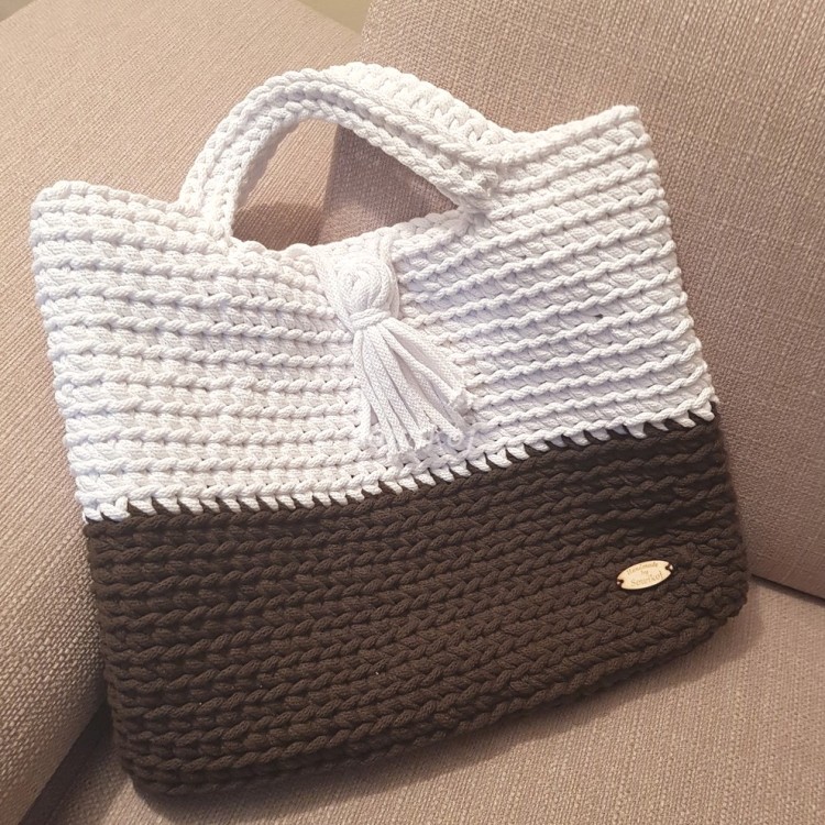 Przykładowe wykonanie torby ze sznurka w kolorze białym i czekoladowym.