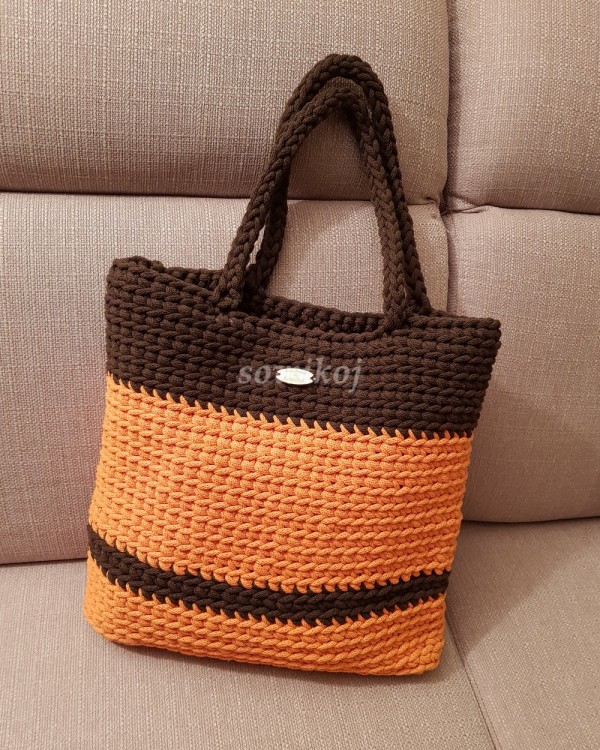 Przykładowe wykonanie torebki ze sznurka w kolorze pomarańczowym i czekoladowym.