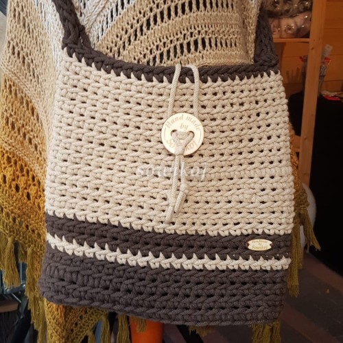 Przykładowe wykonanie z bezowego i czekoladowego sznurka torebki na szydełku