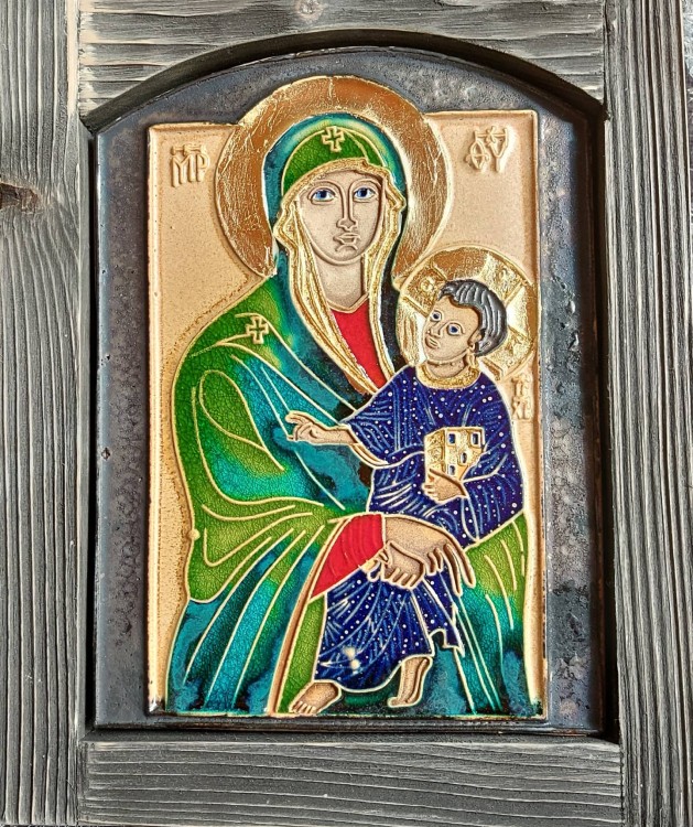 Ikona ceramiczna w drewnianej oprawie duża - Madonna Śnieżna w wersji zielonej sukience.