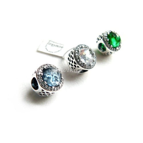 Charmsy w kolorze jeansowym niebieskim, transparentnym i nefrytowym zielonym