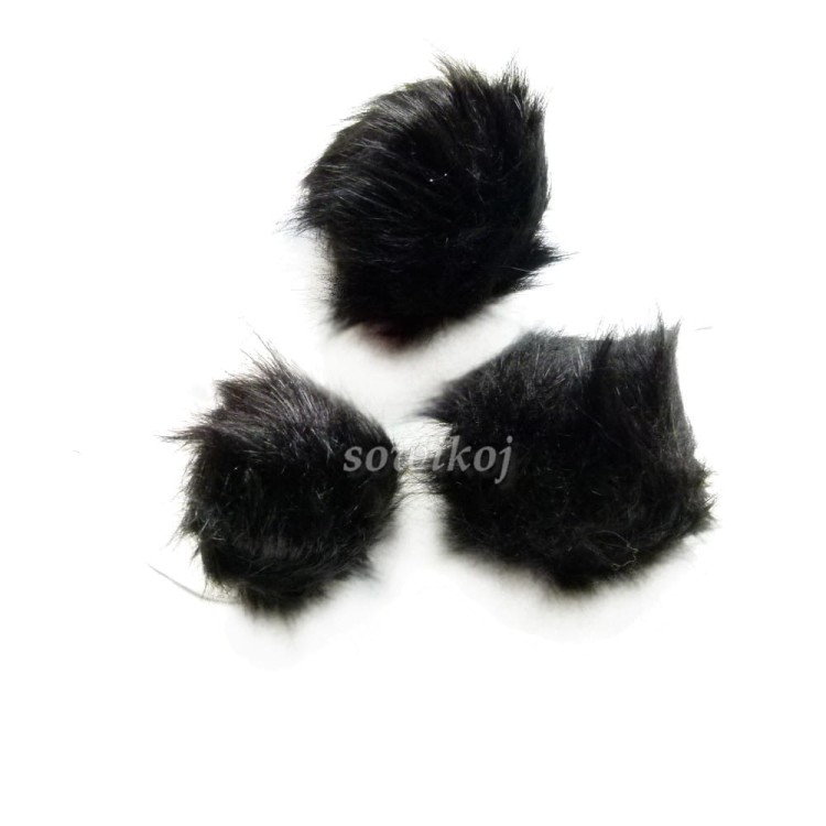 Czarne pompony z eko futra do czapek i odzieży