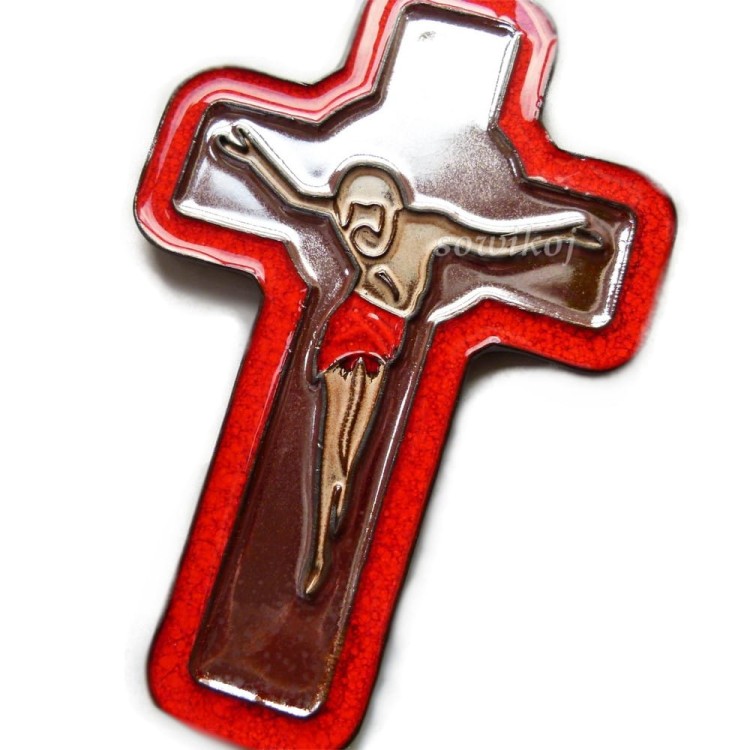 Duży ceramiczny krzyż z postacią Chrystusa