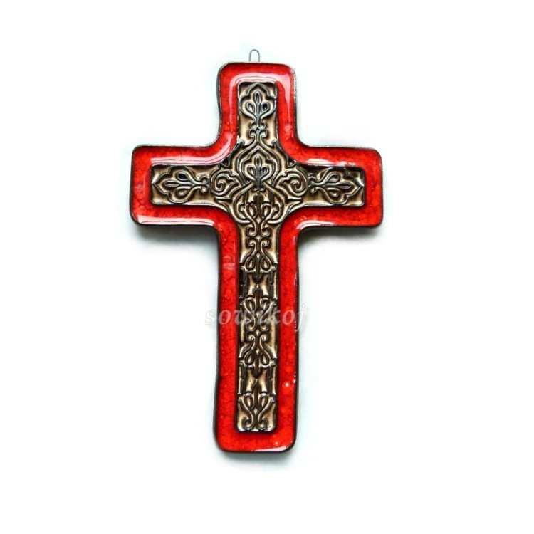 Ceramiczny krzyż z ozdobnym reliefem czerwony - ceramika szkliwiona rękodzieło