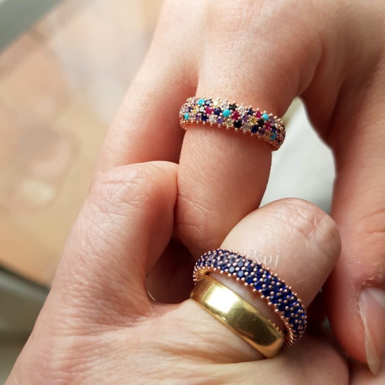 Obrączka srebrna z kolorowymi kamieniami - jak nosić