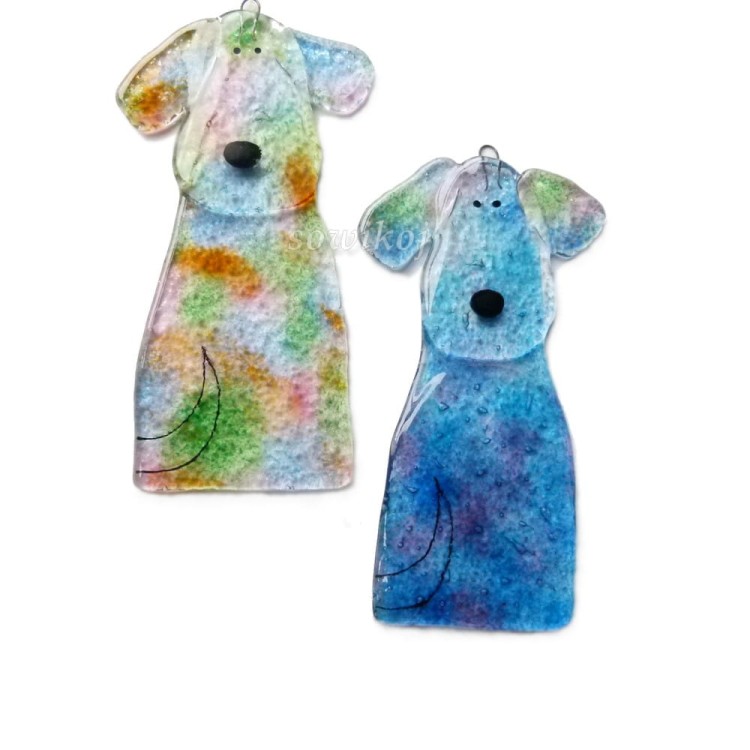 Szklany ręcznie robiony piesek - ozdoba na okno