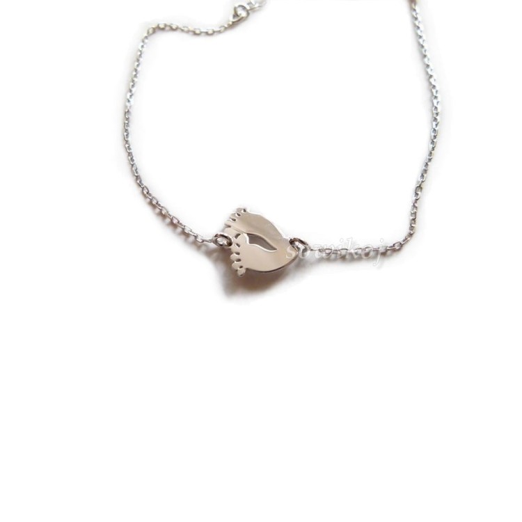 Łańcuszek srebrny z zawieszką w kształcie stóp