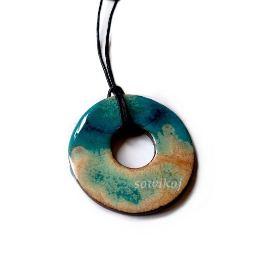 Duży ceramiczny ręcznie robiony wisiorek - koło - Plaża