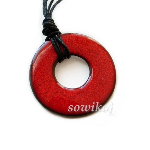 Zawieszka  ceramiczna czerwona koło  - przykładowe wiązanie.