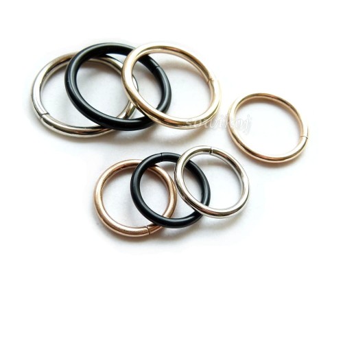 Porównanie kółek - baz - do karabińczyka - większe 40mm, średnie - z prawej - 25mm i mniejsze 20mm.