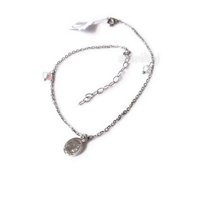 Srebrna bransoletka na kostkę z zawieszkami.