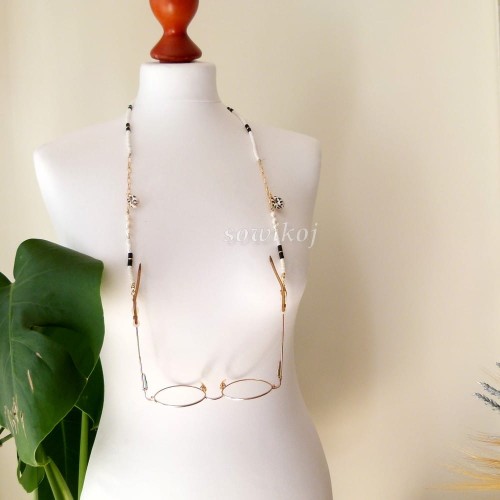 Przykładowy sposób noszenia łańcuszka do okularów