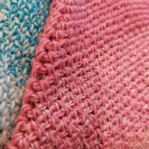 Chusta z wzoru mech z błyszczącą srebrną nitką