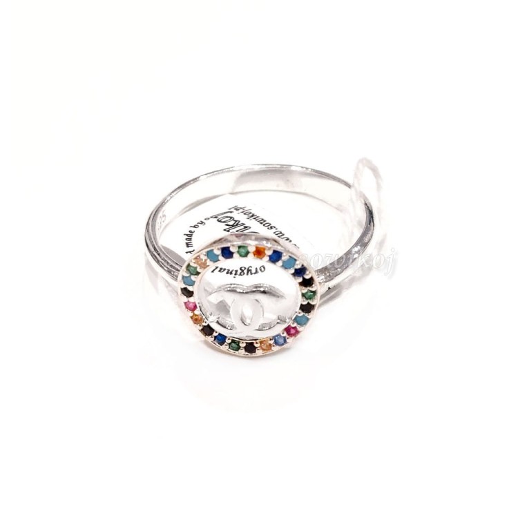 Pierścionek srebrny z symbolem odwróconych CC i kolorowymi cyrkoniami