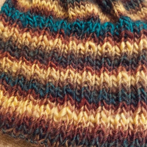 Ręcznie robiona czapka na drutach - detale