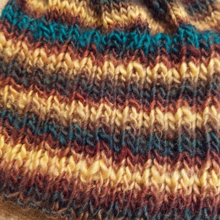 Ręcznie robiona czapka na drutach - detale