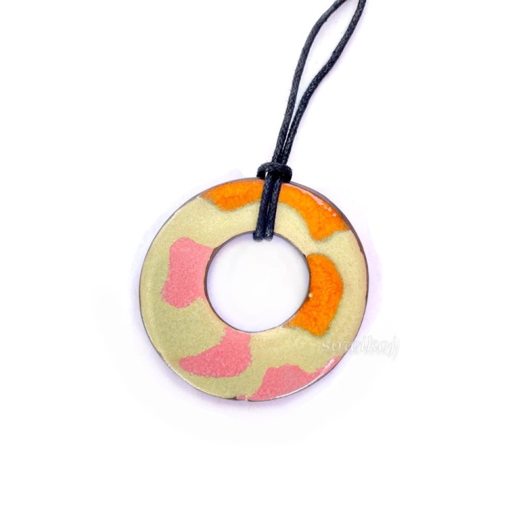 Wisior przypominający pączka donuta - ceramika