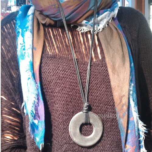 Wisior ceramiczny przykład noszenia na podwójnym sznurku