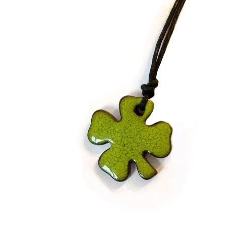 Wisior ceramiczny - koniczyna ręcznie robiona zawieszka z dziurką zielona na sznurku