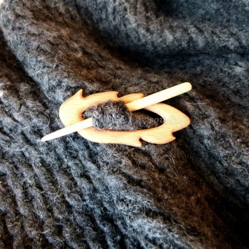 Broszka w szalu - liść drewniany