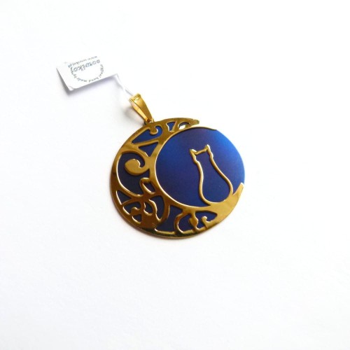 Wisiorek - kotek pod drzewem - tytan i srebro pozłacane