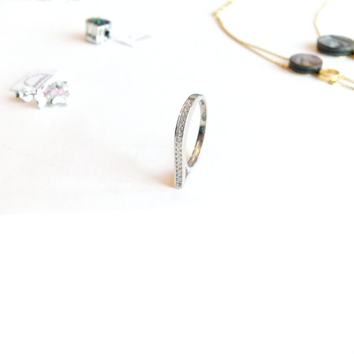 Delikatny pierscionek srebrny o ciekawym kształcie