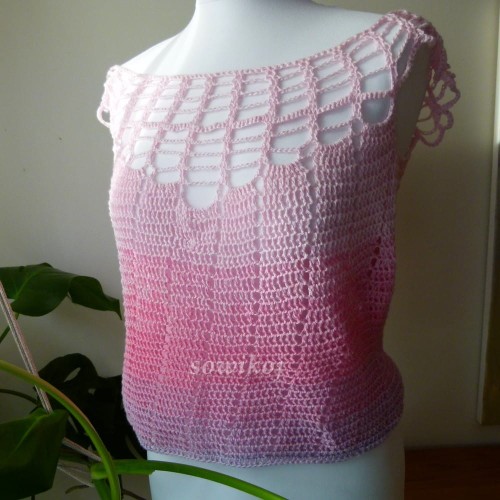 Letnia bluzeczka bez rękawów robiona na szydełku - top