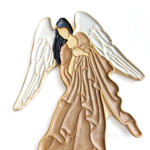 Anioł witrażowy z bliska - detal ceramiki w kolorze ecru