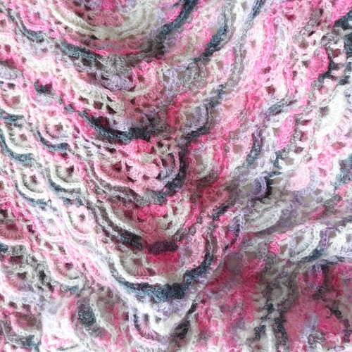 Fragment chusty wykonanej na szydełku z włóczki Angora Active 848