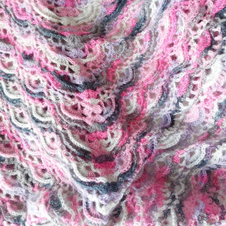 Fragment chusty wykonanej na szydełku z włóczki Angora Active 848