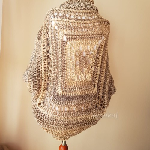 Przykładowa realizacja  - Sweter wykonany z włóczki Everest w kolorze 7024